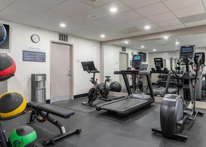 Hotel with Tennis: Hilton Garden Inn Portland Airport